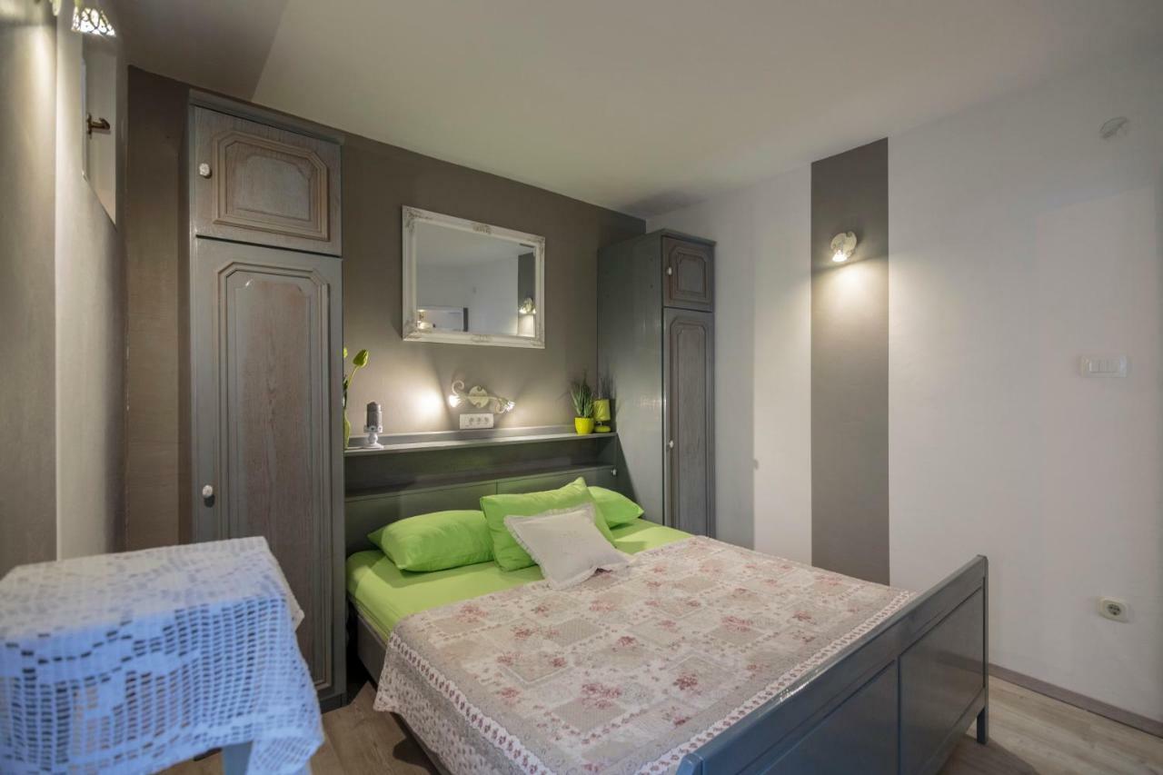 Apartments Villa Anka コミジャ エクステリア 写真